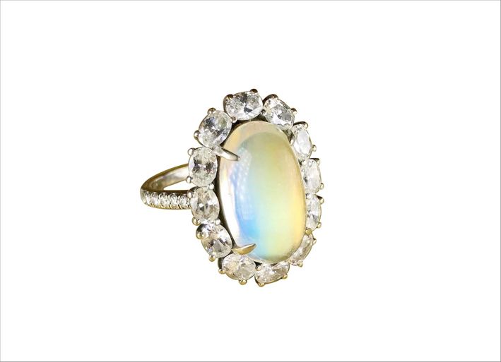 Кольцо с радужным лунным камнем и бриллиантами Кольцо с радужным лунным камнем и бриллиантами