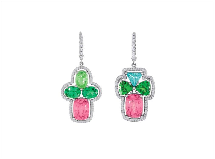 Серьги из белого золота с мятно-зеленым турмалином, зелеными гранатами, неоновым турмалином и бриллиантами Серьги из белого золота с мятно-зеленым турмалином, зелеными гранатами, неоновым турмалином и бриллиантами