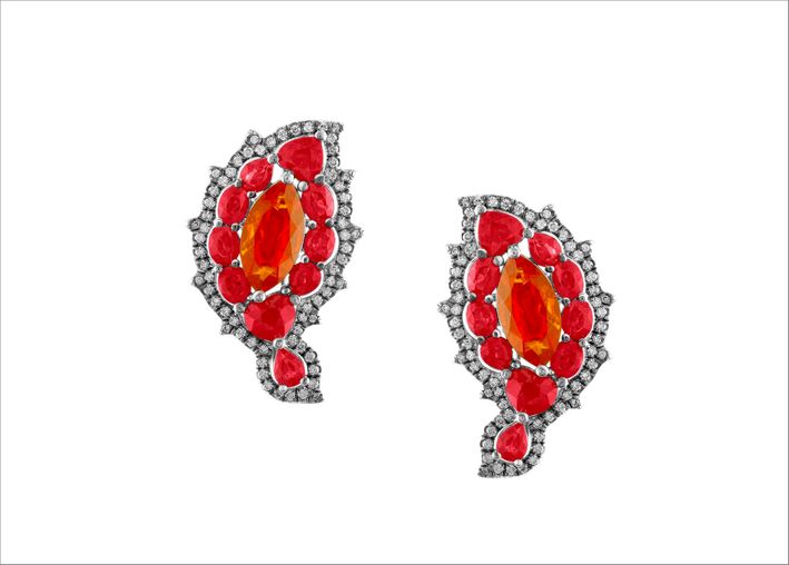 Серьги с рубинами, бриллиантами и опалом Серьги с рубинами, бриллиантами и опалом