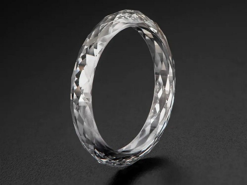 Кольцо весом 4,04 карата, изготовленное из монокристаллического алмаза, выращенного в лаборатории методом CVD 