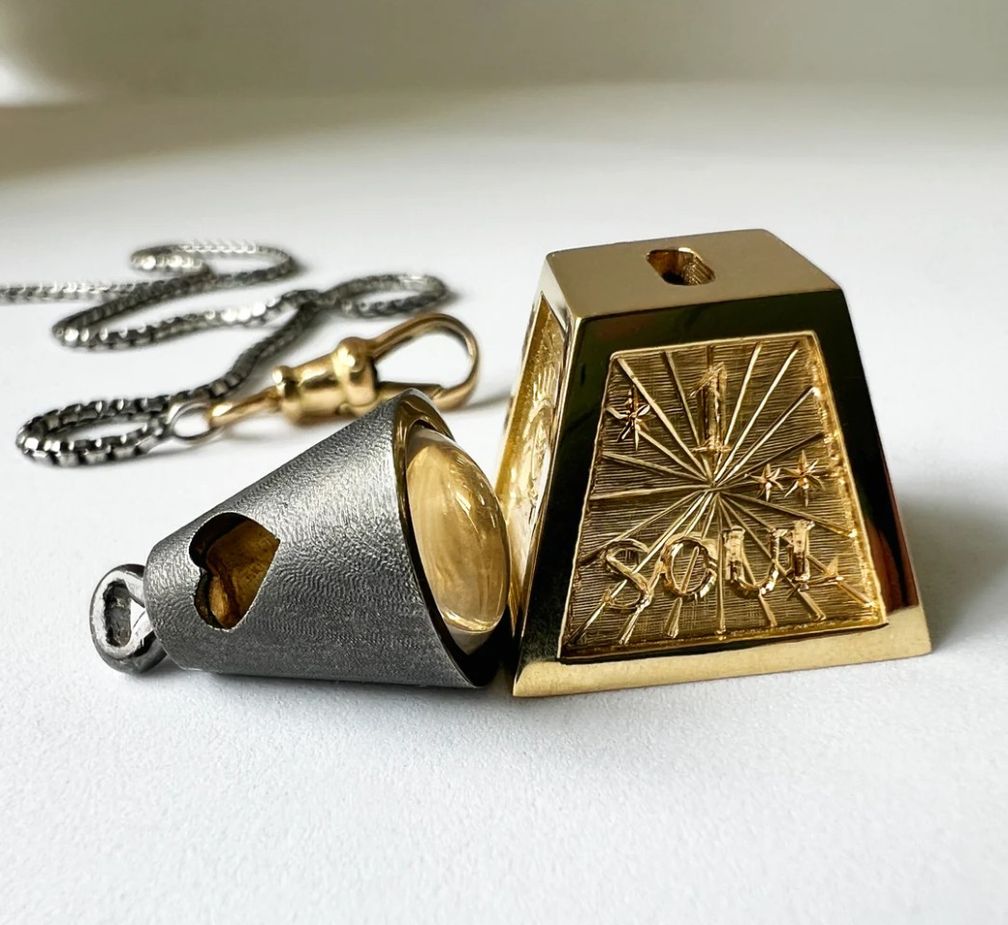 Каждый Soul Weight поставляется с двумя серебряными медальонами в форме колокольчиков Каждый Soul Weight поставляется с двумя серебряными медальонами в форме колокольчиков