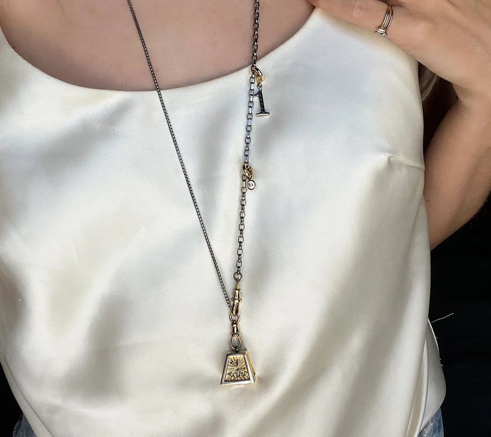 Памятный медальон Soul Weight от Jessie VE из желтого золота 18 карат и серебра Памятный медальон Soul Weight от Jessie VE из желтого золота 18 карат и серебра