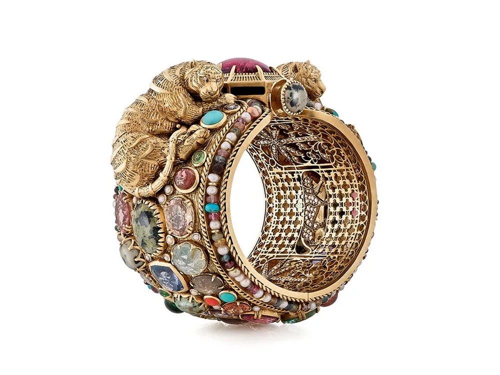 Украшенный драгоценными камнями браслет с изображением бенгальских тигров из новой коллекции высокого ювелирного искусства Sabyasachi Украшенный драгоценными камнями браслет с изображением бенгальских тигров из новой коллекции высокого ювелирного искусства Sabyasachi