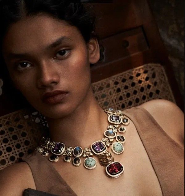 Колье из коллекции высокого ювелирного искусства Sabyasachi, вдохновленной бенгальским тигром Колье из коллекции высокого ювелирного искусства Sabyasachi, вдохновленной бенгальским тигром