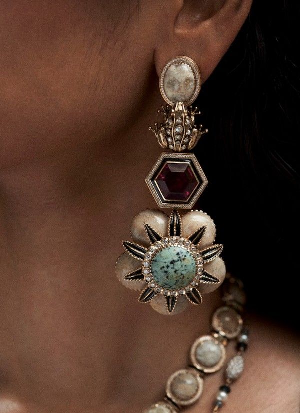 Серьги из новой коллекции высокого ювелирного искусства Sabyasachi Серьги из новой коллекции высокого ювелирного искусства Sabyasachi