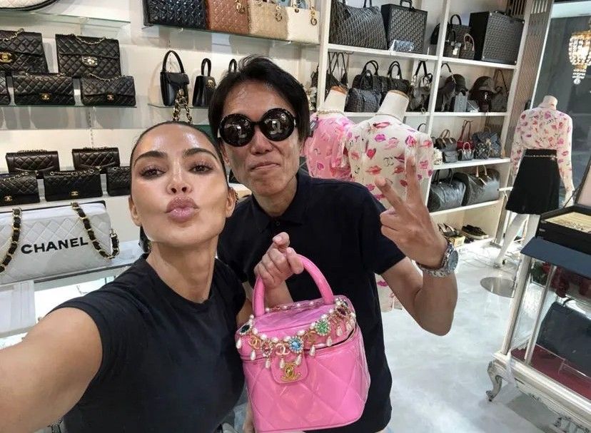 Ким Кардашьян недавно купила колье Chanel, которое появляется в фильме «Барби», вместе с розовой косметичкой Chanel