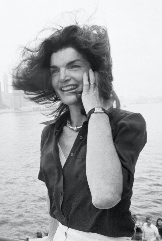 Кардашьян также является гордой обладательницей часов Cartier Tank Джеки Кеннеди