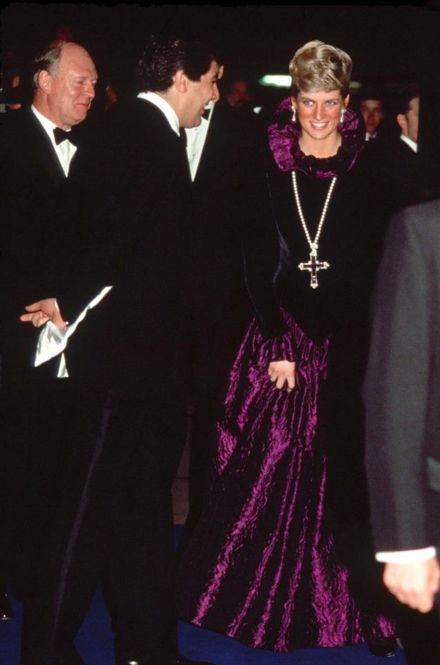 Ким Кардашьян недавно приобрела ожерелье принцессы Дианы Attallah Cross, которое королевская особа носила на благотворительном балу в Лондоне в 1984 году