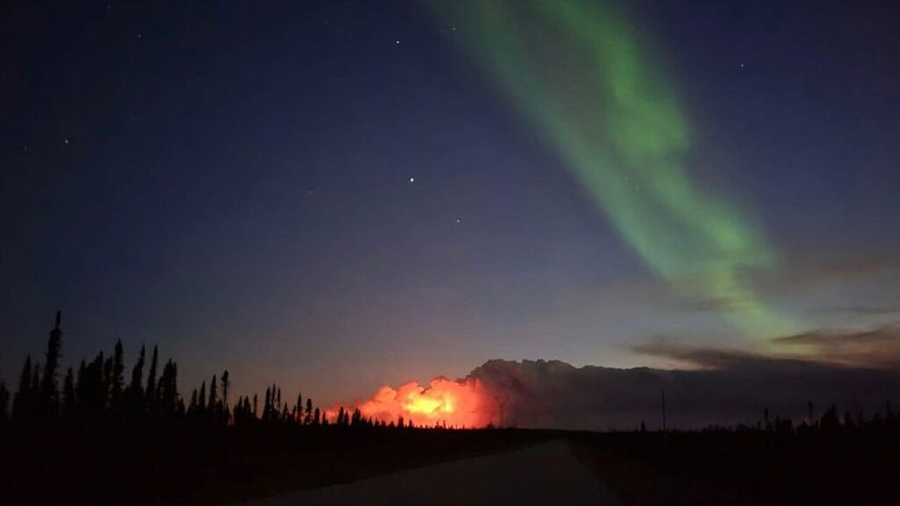 Лесные пожары угрожают работникам канадских шахт