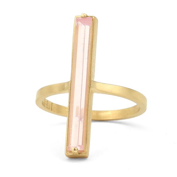 Вертикальное кольцо Pillars из желтого золота 18 карат с розовым кварцем