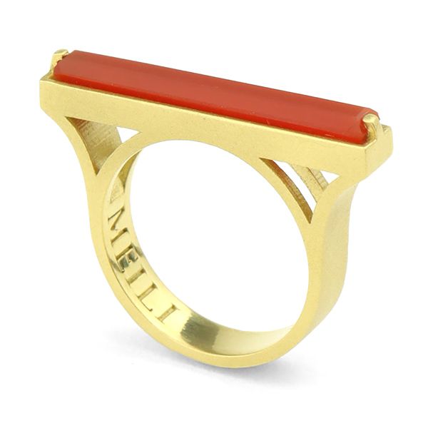 Горизонтальное кольцо Pillars из желтого золота 18 карат с сердоликом