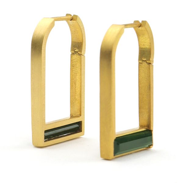 Серьги-кольца Pillars из желтого золота 18 карат с зеленым турмалином