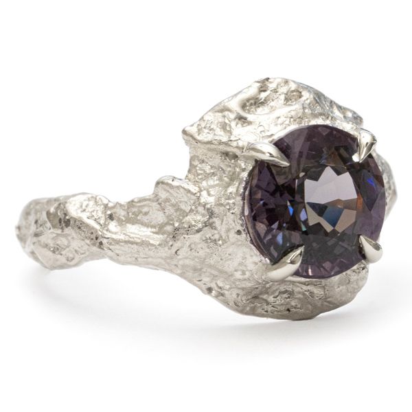 Кольцо Aurora от Alicia Hannah Naomi из белого золота 9 карат с темно-пурпурно-серой лавандовой шпинелью