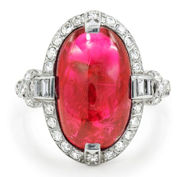 Кольцо от Fred Leighton из платины с кабошоном из красной шпинели и бриллиантами