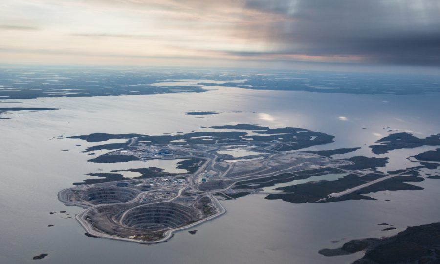 Вид сверху на рудник Дьявик