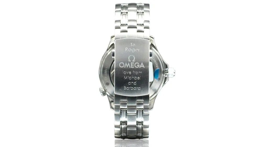 На застежке выгравировано особое послание актеру На застежке выгравировано особое послание актеру