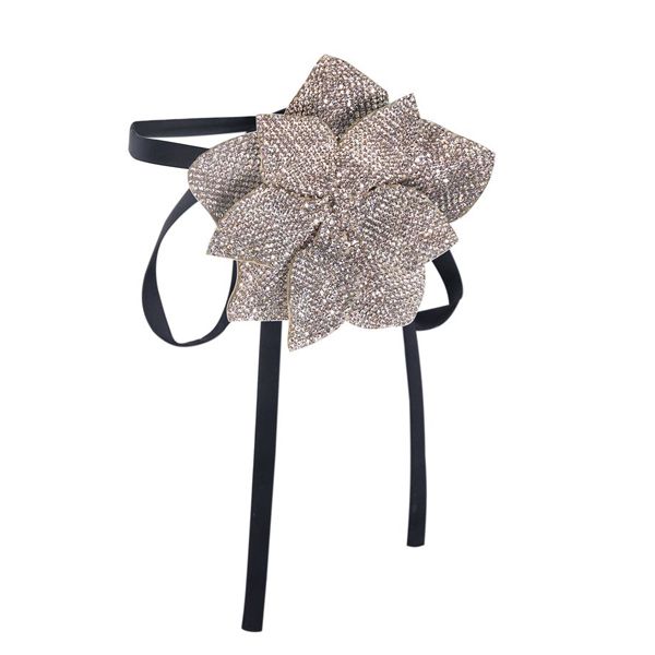 Колье с цветком, украшенным кристаллами, и шелковым ремешком от Nué Studio Колье с цветком, украшенным кристаллами, и шелковым ремешком от Nué Studio