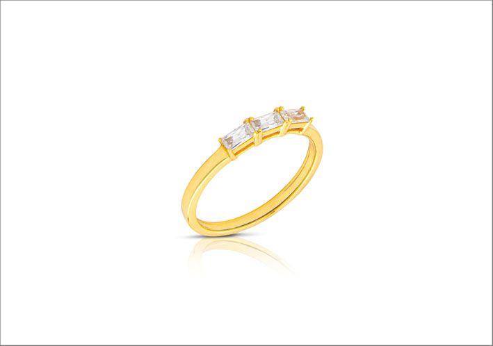 Серебряное кольцо с родиевым покрытием, золотой отделкой и белыми фианитами