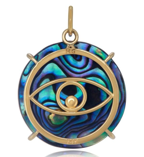 На обратной стороне каждой подвески изображен золотой символ evil eye