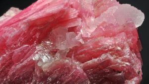 Бустамит: что за камень, свойства и применение в ювелирном деле