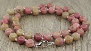 Ожерелья и бусы с родонитом: как выбрать и носить