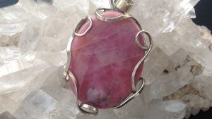 Украшения с родонитом: как выбрать и носить их Украшения с родонитом: как выбрать и носить их