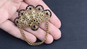 Ювелирные броши в форме веера: какие бывают и как носить