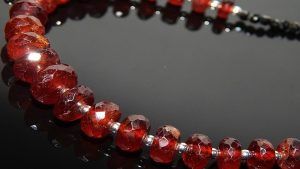 Ожерелья и бусы с гиацинтом: как выбрать и носить