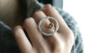 Украшения в форме круга: значение, какие бывают и кому можно носить