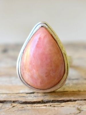 Бустамит: что за камень, свойства и применение в ювелирном деле