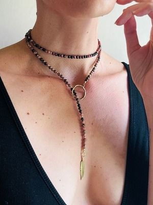 Ожерелья и бусы с родонитом: как выбрать и носить