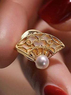 Ювелирные броши в форме веера: какие бывают и как носить