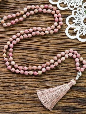 Ожерелья и бусы с родохрозитом: как выбрать и носить