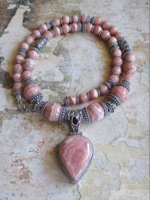 бусы с родонитом