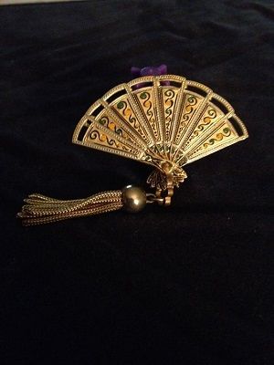 броши в форме веера