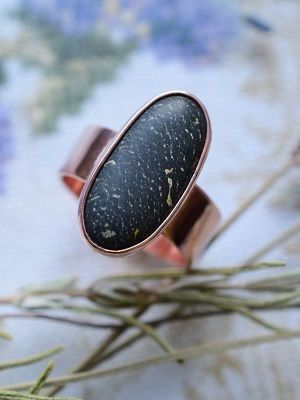 кольцо с гагатом