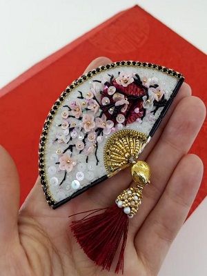 броши в форме веера