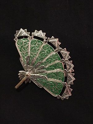 броши в форме веера