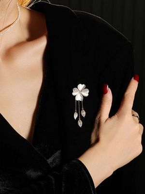 брошь с клевером