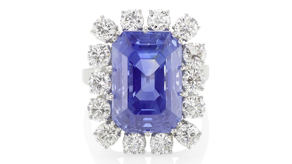 Кольцо из платины с восьмиугольным сапфиром ступенчатой огранки из Шри-Ланки, вес которого составляет 21,15 карата Кольцо из платины с восьмиугольным сапфиром ступенчатой огранки из Шри-Ланки, вес которого составляет 21,15 карата