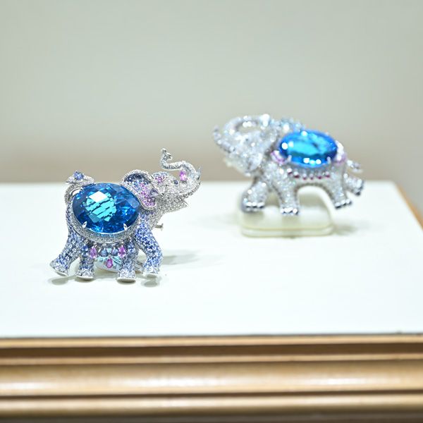 Броши в виде слонов от Beauty Gems с швейцарским голубым топазом, розовыми сапфирами и бриллиантами Броши в виде слонов от Beauty Gems с швейцарским голубым топазом, розовыми сапфирами и бриллиантами