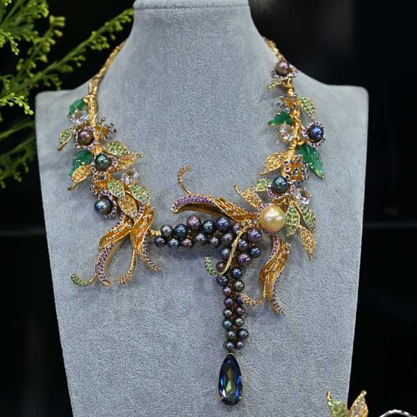 Колье от Taevika by K&N Gems с жемчугом южных морей, изумрудами и розовыми сапфирами Колье от Taevika by K&N Gems с жемчугом южных морей, изумрудами и розовыми сапфирами