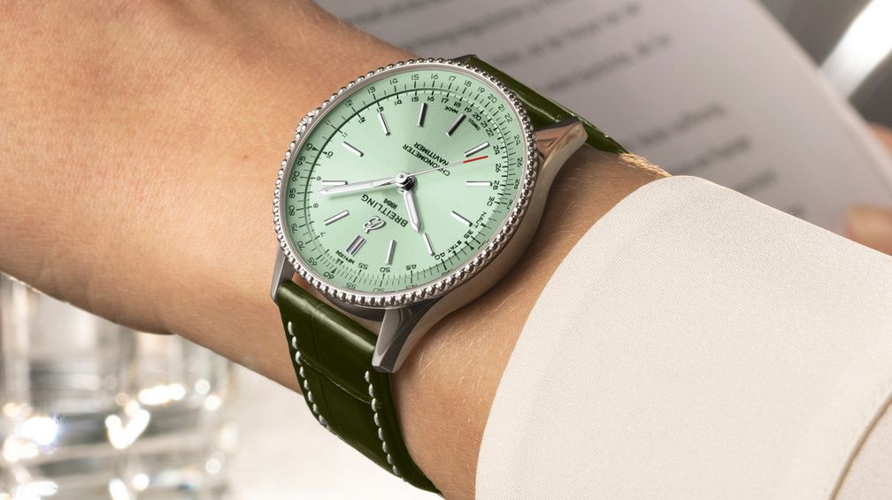 Часы Navitimer 36 с корпусом из нержавеющей стали, мятно-зеленым циферблатом и зеленым ремешком из кожи аллигатора
