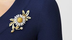 Ювелирные броши в форме цветов: какие бывают и как носить