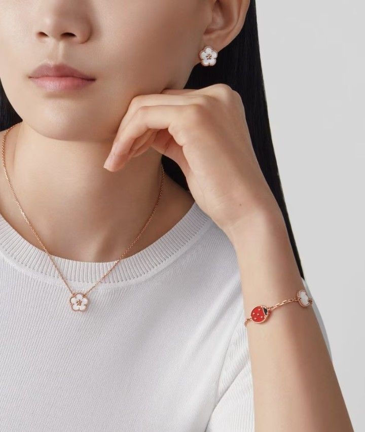 Van Cleef & Arpels представляет новые украшения в коллекции Lucky Spring