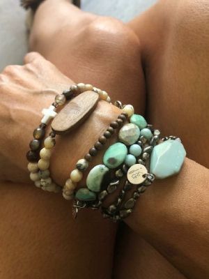 Браслеты с магнезитом: как выбрать и с чем носить