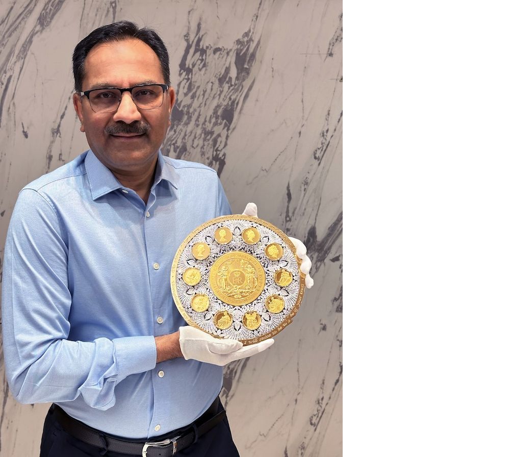 Монета с 6 000 бриллиантов отдает дань уважения королеве Елизавете II