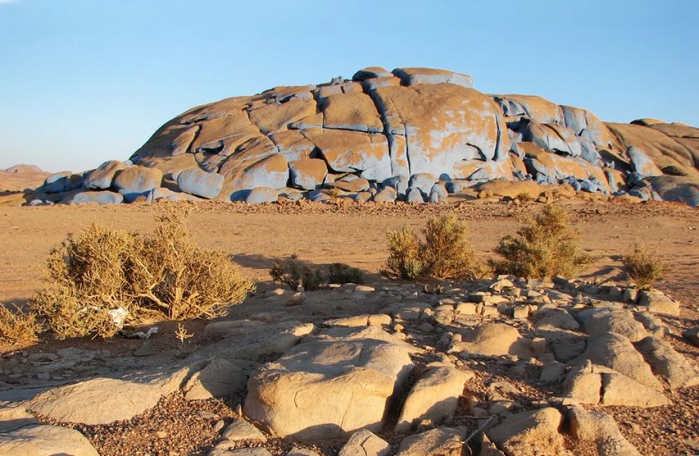 Desert blue. Пустыня гора Синай. Синайская пустыня Биллия. Голубая пустыня Египет. Голубые камни в пустыне.