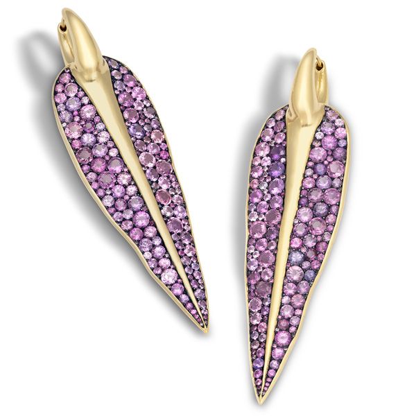 Серьги от Vram из желтого золота 18 карат с фиолетовыми и розовыми сапфирами