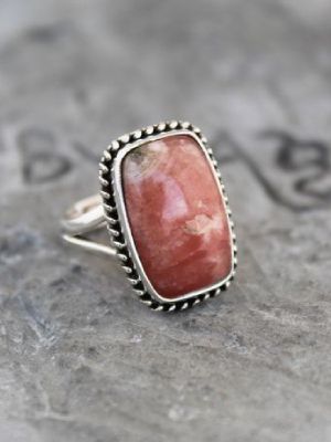 Кольца с родохрозитом: какие бывают, как выбрать и носить